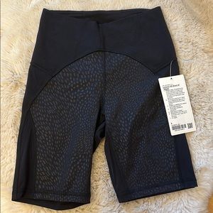 NWT Lululemon Unlimited HR Short 8” Size 6